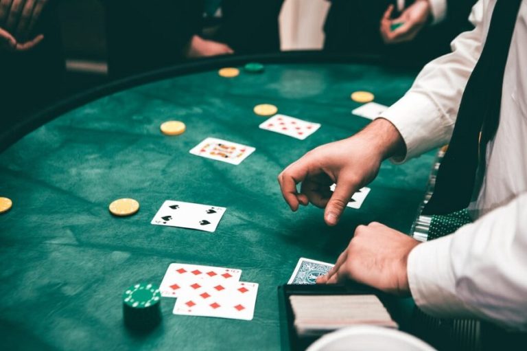 Cải thiện kỹ năng bài bạc trong Blackjack qua chiến lược đơn giản